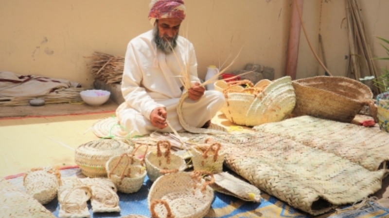 مواطن يعمل في السعفيات 56 عامًا؛ وهنا ملامح من قصته