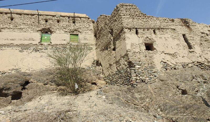 بالصور: القرية العمانية ذات المياه الوفيرة والأشجار الوارفة والآثار القديمة