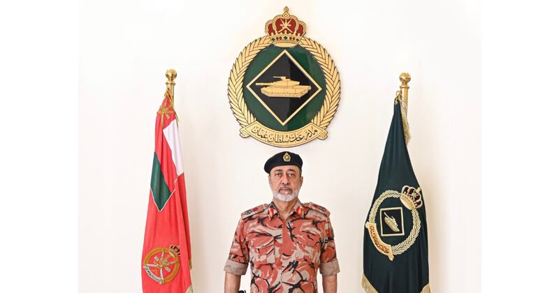 جلالة السلطان يزور مدرعات سلطان عمان