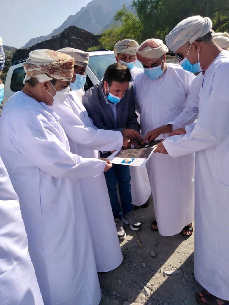 بالصور: المعولي يتفقد مشاريع الطرق في محافظتين