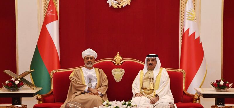 صور من مراسم استقبال جلالة السلطان في البحرين