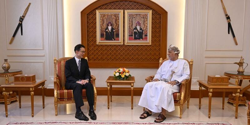 نائب رئيس الوزراء لشؤون الدفاع يبحث مع سفير اليابان العلاقات الثنائية