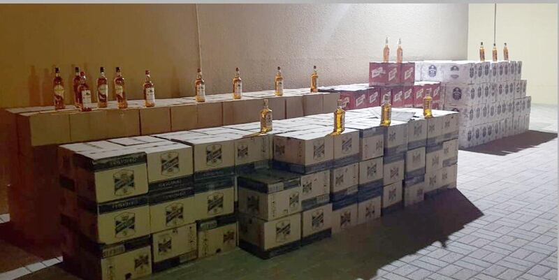 مداهمة تضبط أكثر من 18,000 زجاجة خمر