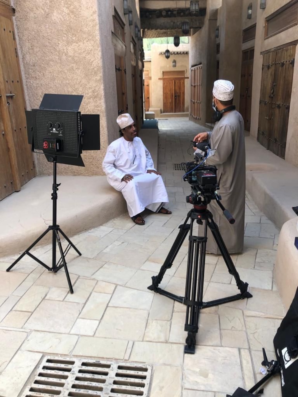 تُرجم للروسية: “آخر الباقين” فيلم يوثق حياة الإنسان العماني في سوق بهلاء