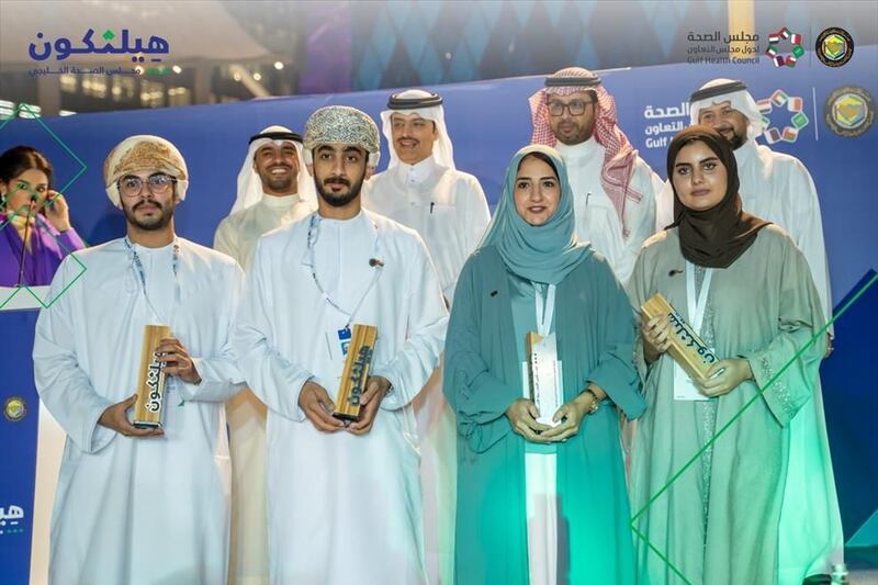 طلاب عمانيون يفوزون بجائزة في “هيلثكون” خليجي