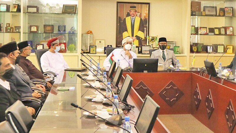 وفد تربوي عماني يزور كلية جامعية للمعلمين في بروناي