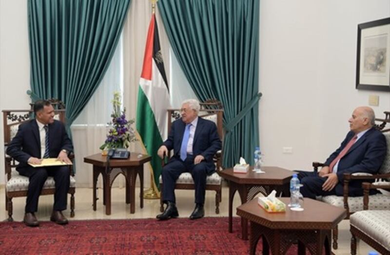 محمود عباس يستقبل مبعوثًا  لجلالة السلطان