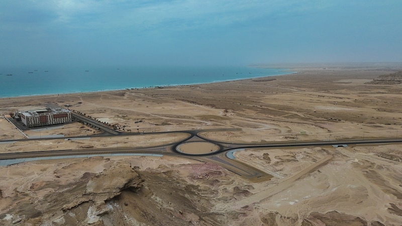 طريق ساحلي جديد في الدقم يطل على مناظر طبيعية خلابة والمشروعات المستقبلية