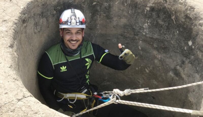 بالصور: مُغامر عُماني يكتشف الأودية والأفلاج ويوثّقها مرئيًّا