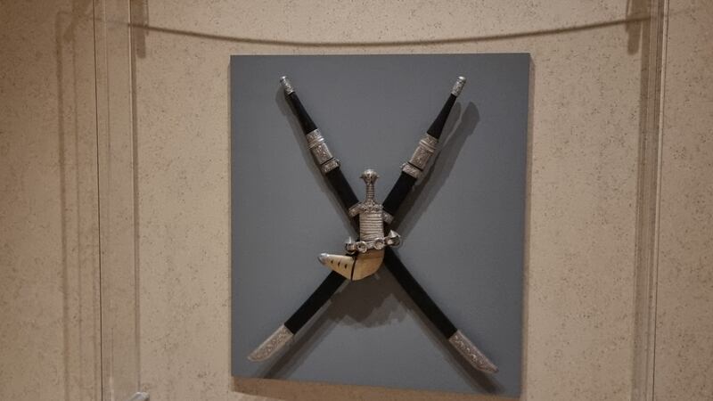 كتاران ضمن الشعار الوطني؛ فما الفرق بينهما والسيف المستقيم؟