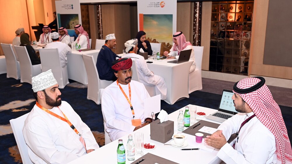 السعودية تُعرّف بسياحتها في مسقط