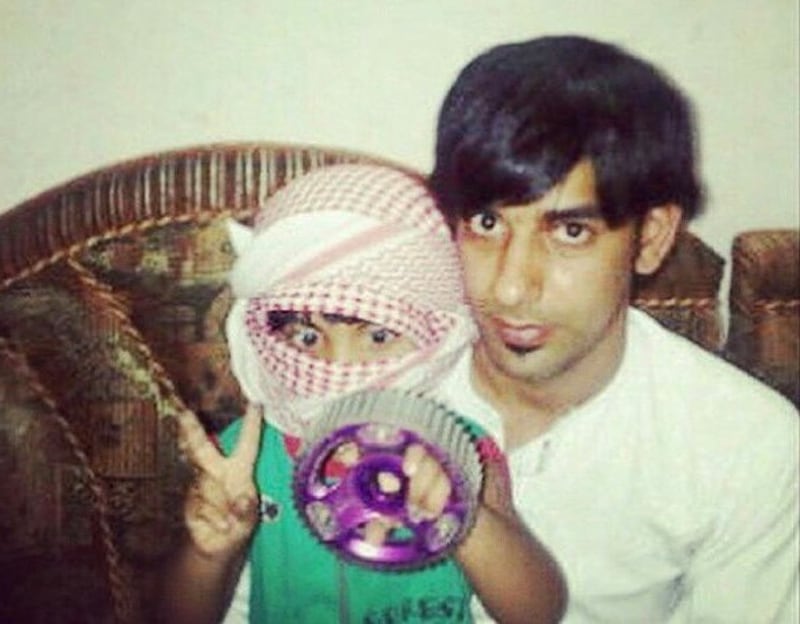 كان مطلوبًا من الإنتربول: قصة الشاب العماني “موتو” من القضبان الحديدية إلى الحرية والأمان