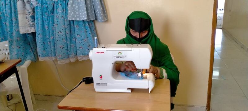 للإحلال التدريجي: مواطنة تُنفِّذ مبادرة للخياطة