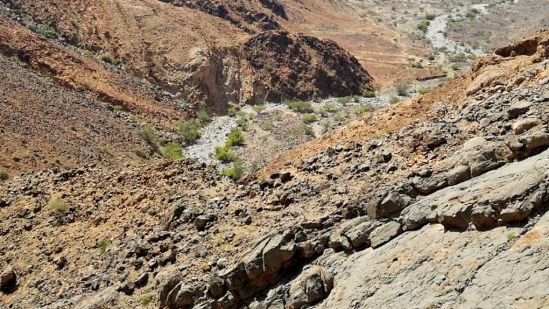 مساعدة شخص علق في قمة جبل