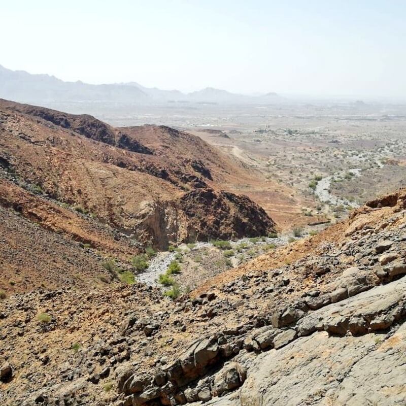 مساعدة شخص علق في قمة جبل