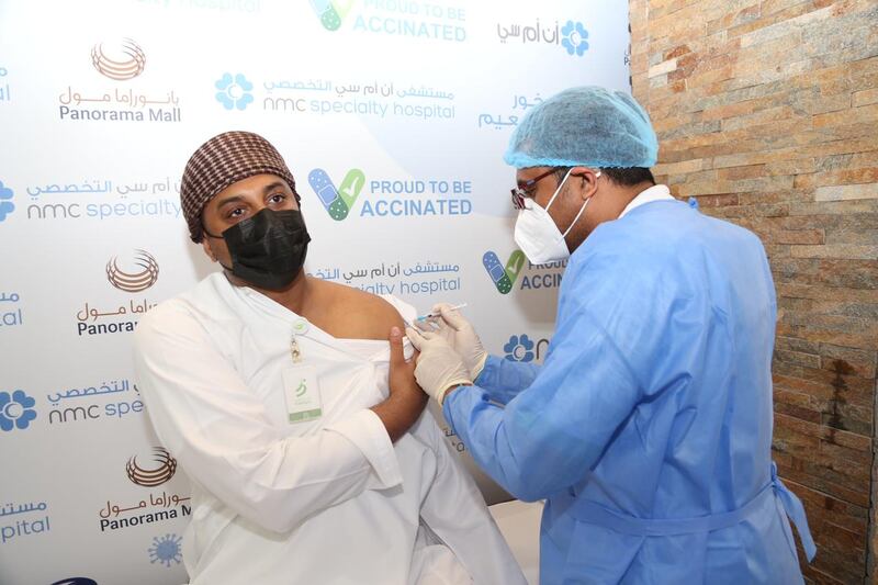 بنك ظفار يبدأ حملة تطعيم موظفيه ضد “كورونا”