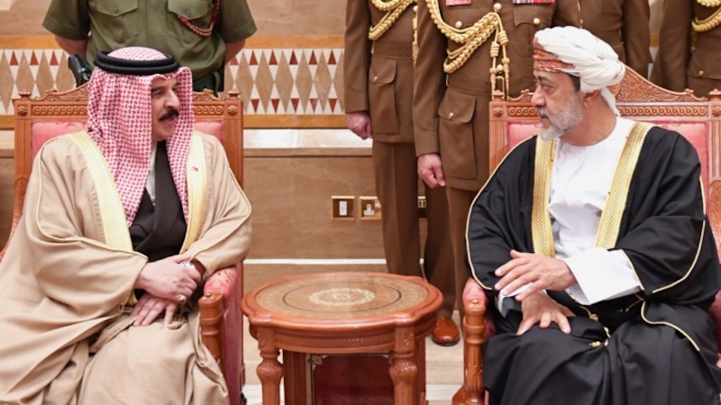 ملك البحرين سيكون في مقدمة مستقبلي جلالة السلطان
