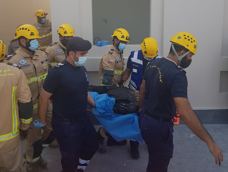 سقوط شخصين من مبنى في المعبيلة