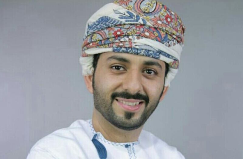 شاب عُماني يُحوِّل إعاقته من “محنة” إلى “منحة”
