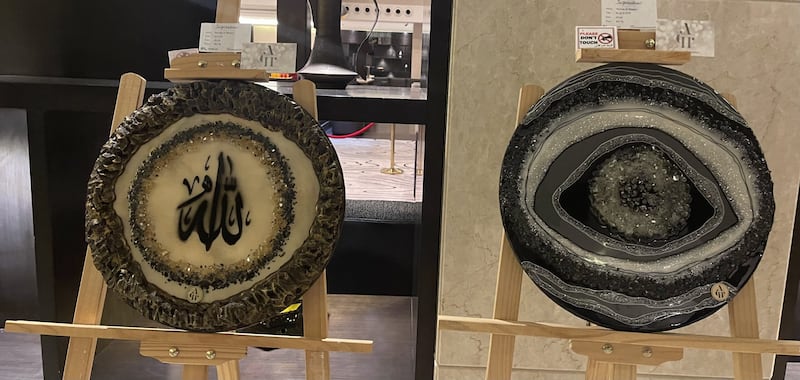 بينها لوحة للسيدة الجليلة: معرض لوحات بفن الريزن لفنانتين عمانيتين