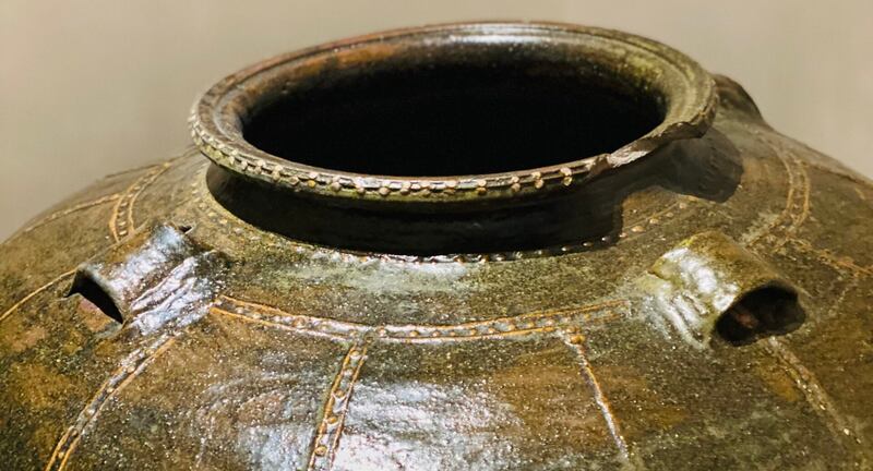 بالصور: جرتان كبيرتان تشبهان الكمثرى في المتحف الوطني؛ فما قصتهما؟