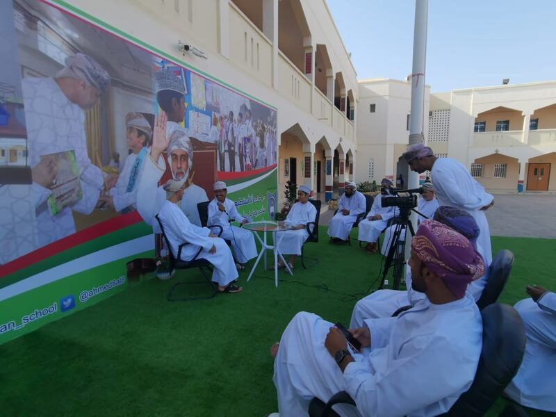 مدرسة تُقدِّم حلًا لثقل الحقيبة المدرسية.. ومديرها يوضحه