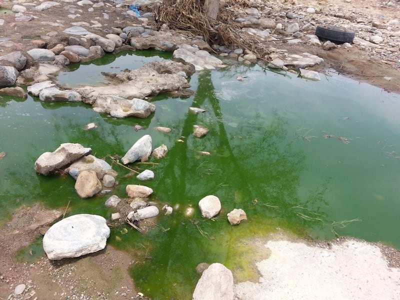 بالصور: وادٍ أسود في الخابورة ومواطنون مُتفاجِئون