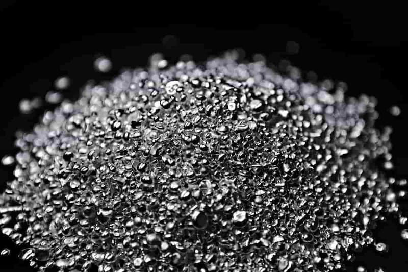 ماذا نعرف عن المعدن الذي أوقف عمليات إحدى الشركات العمانية؟