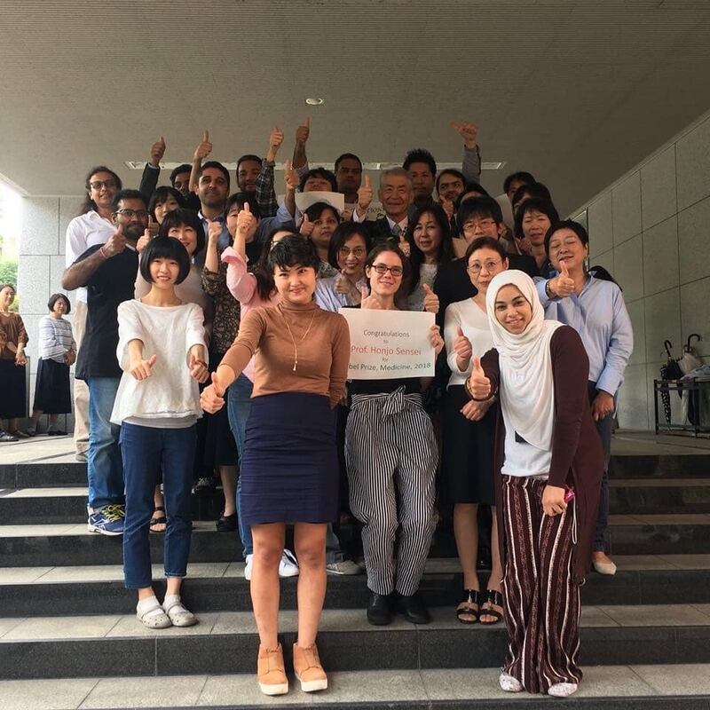 كانت الأولى على دفعتها: عُمانية ضمن فريق بروفيسور ياباني فائز بجائزة نوبل