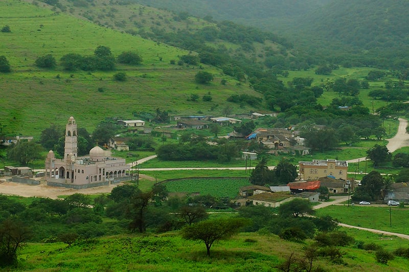 بالخريطة والصور.. نحيز الوادي الأخضر وكهفه الفريد