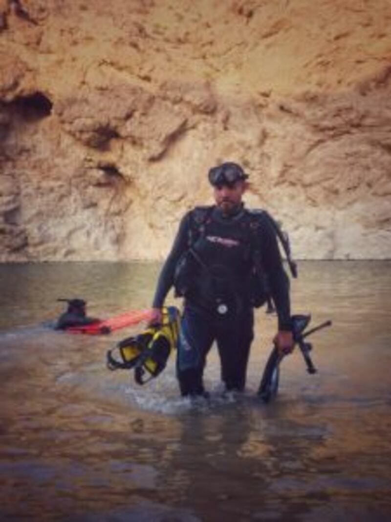بالصور: انتشال جثة غريق من وادي ضيقة