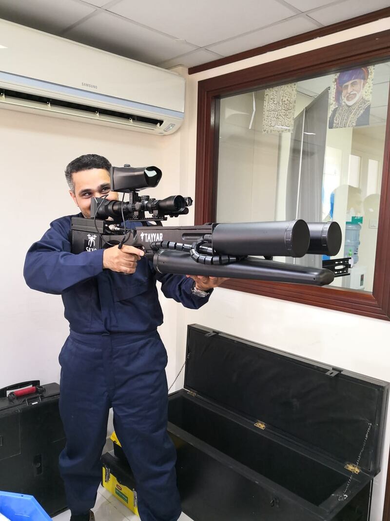 مبتكرا السلاح “صاعق”: المنتج للاستخدام العسكري وبه مزايا فريدة من نوعها