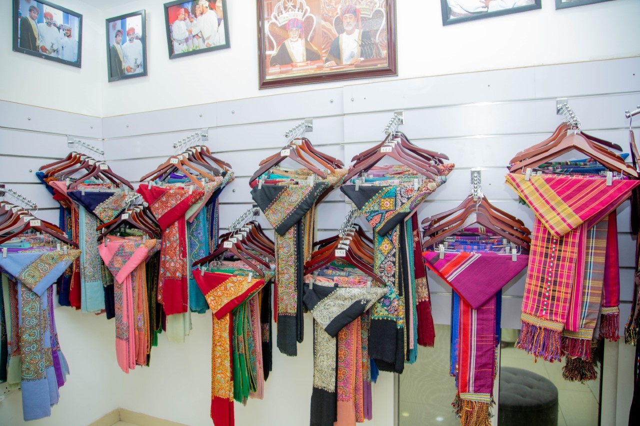 مواطن يجمع الأزياء الرجالية العمانية ويوثقها ويُعيد تصميمها