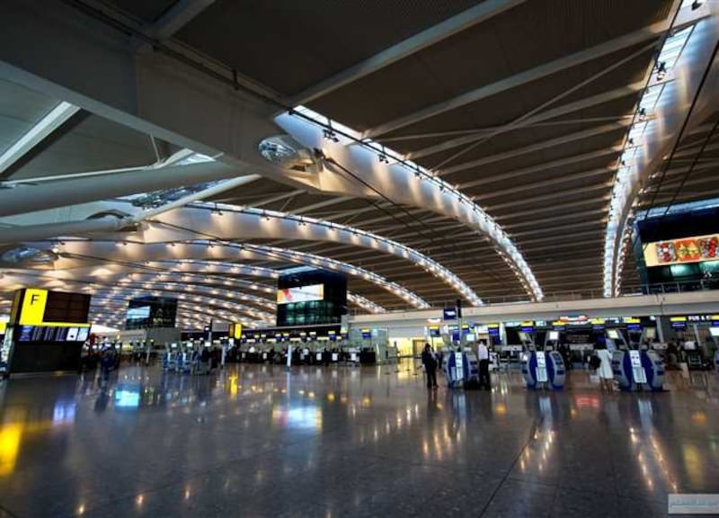 بعد رفع السلطنة من القائمة الحمراء، ما هي إجراءات السفر إلى بريطانيا؟