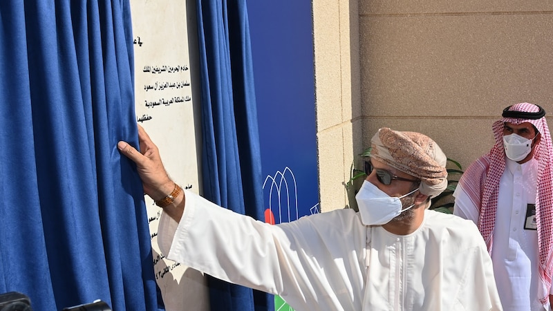 بوجود وزيري الداخلية: إزاحة الستار عن اللوحة التذكارية لمنفذ الربع الخالي