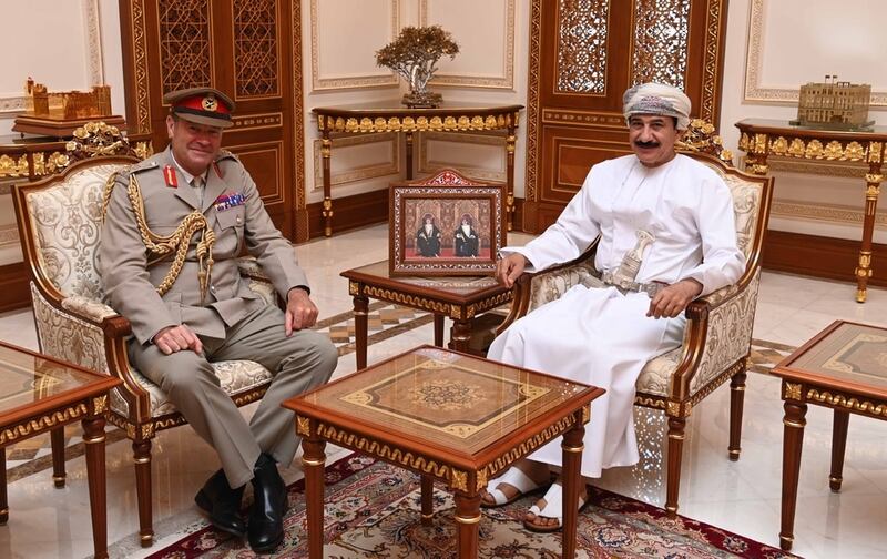 وزير المكتب السلطاني يستقبل مسؤولًا عسكريًا بريطانيًا