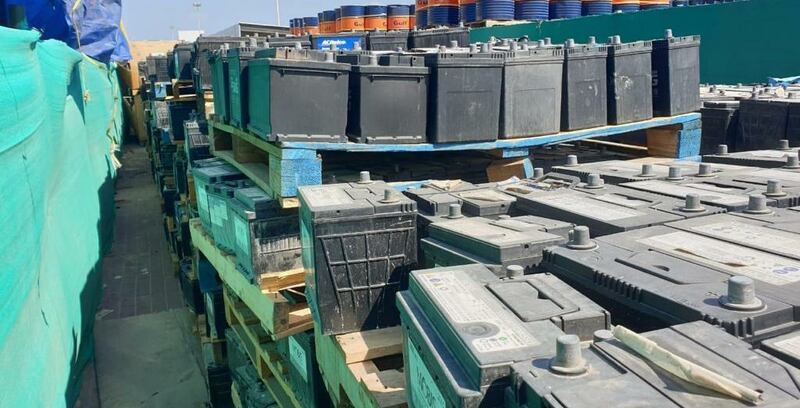 ممارسات غير قانونية في تدوير البطاريات تضر بالبيئة.. وأول شركة مرخّصة مُهددة بالإغلاق