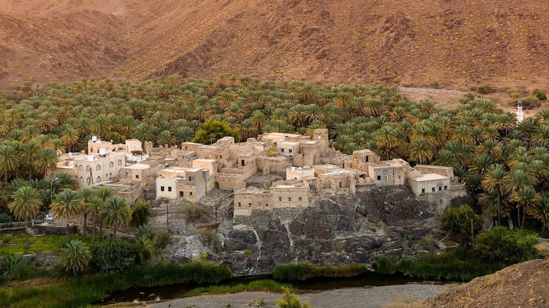 بالصور: القرية العمانية ذات المياه الوفيرة والأشجار الوارفة والآثار القديمة