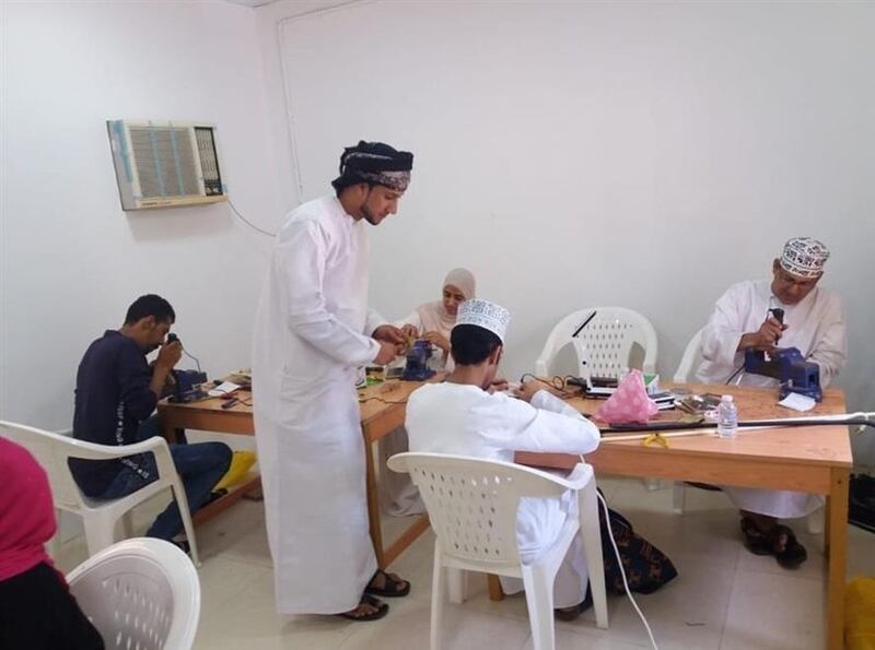 مواطن يدرّب أكثر من 80 شخصًا على حرفة تقليدية