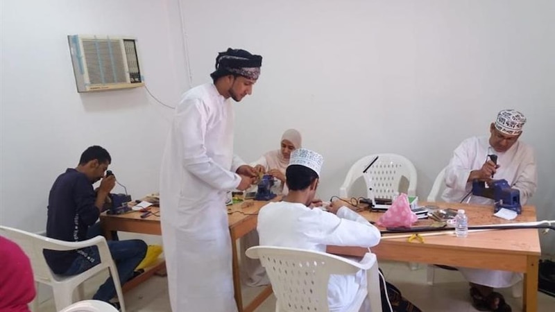مواطن يدرّب أكثر من 80 شخصًا على حرفة تقليدية