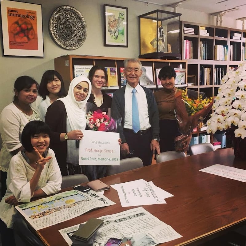 كانت الأولى على دفعتها: عُمانية ضمن فريق بروفيسور ياباني فائز بجائزة نوبل