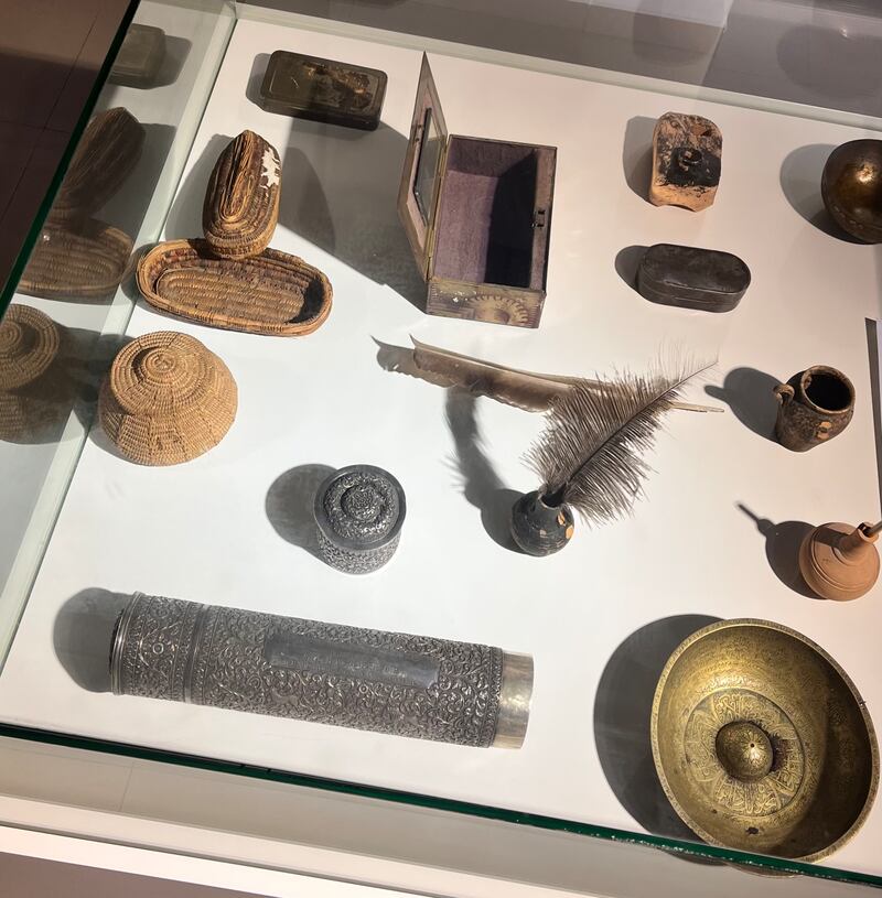 بالصور: محابر عُمانية قديمة ومكاييل نحاسية لوزن الحبوب عليها طغرائية أحد السلاطين