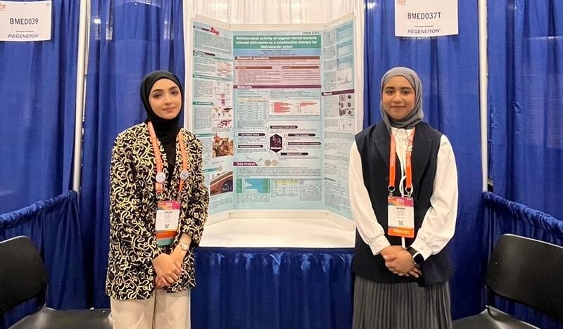 فكرة تستخلص دواءً من اللبان تأخذ طالبتين عُمانيتين إلى العالمية