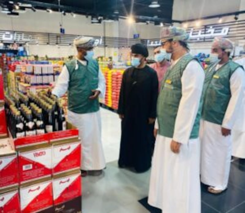 الحكماني يتابع التطبيق الصحيح للقيمة المضافة في الباطنة