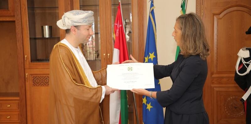 الرئيس الإيطالي يمنح مسؤولا عمانيا وسام “نجمة ⁧‫إيطاليا‬⁩”