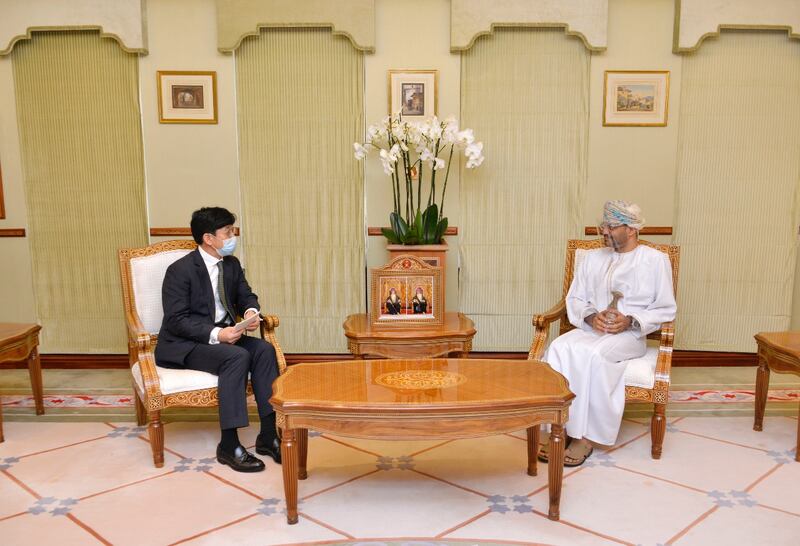 السيد بدر البوسعيدي يستقبل مسؤولا كوريًا