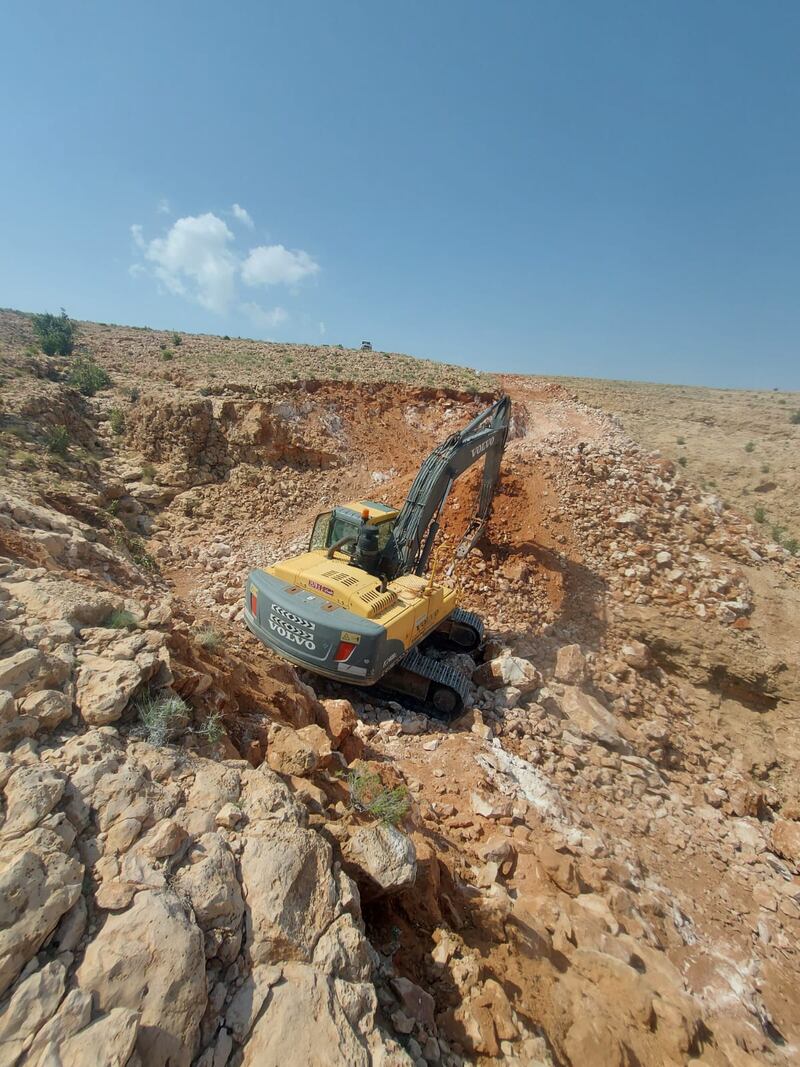 بالصور والفيديو: المواطن سعيد يستثمر مبلغ جائزة السلطان قابوس لـ “يُسعِد” به الناس