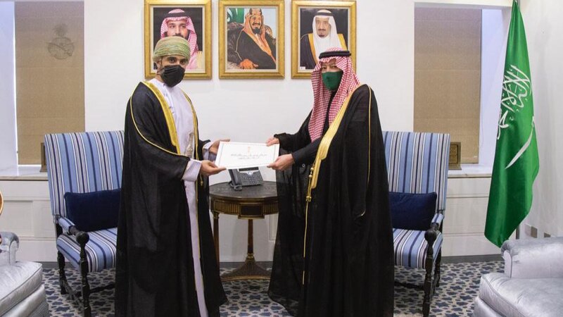 سفيرنا لدى السعودية يقدم أوراق اعتماده