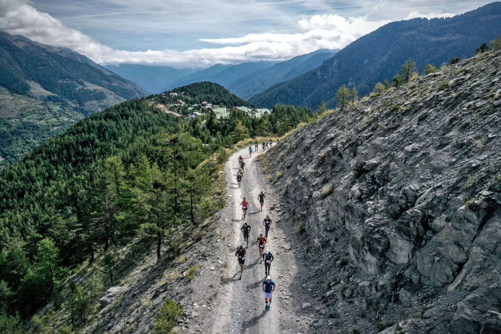 بالصور: عدّاء عماني عمره 64 عامًا يشارك في ماراثون بفرنسا