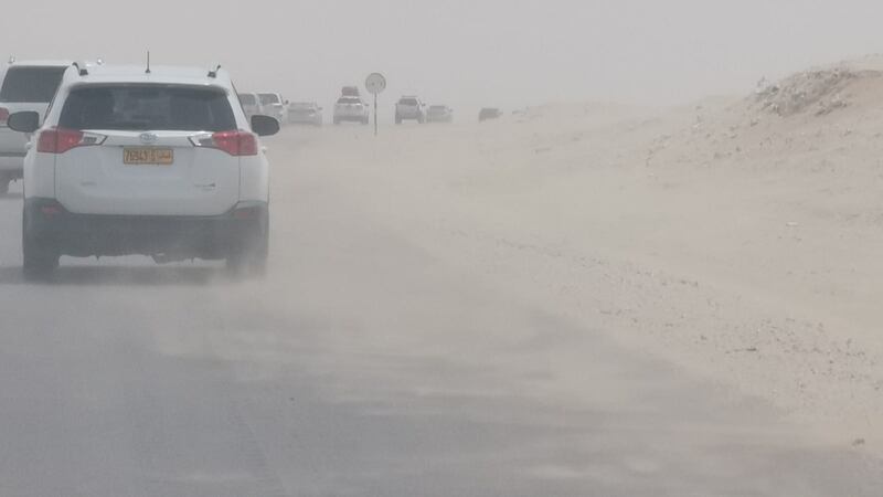 صور ومقاطع توضح ازدحامًا في طريق نزوى – ثمريت..وبعض سالكيه يوضحون الأسباب